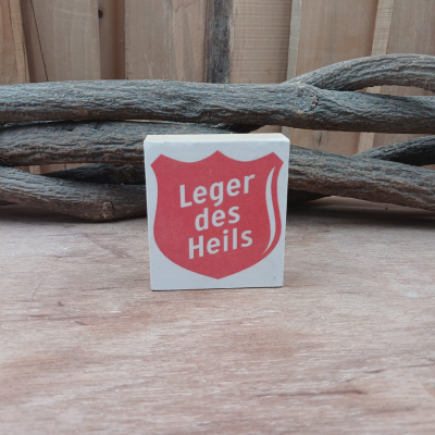 Houten blok met afbeelding van het Leger des Heils-logo